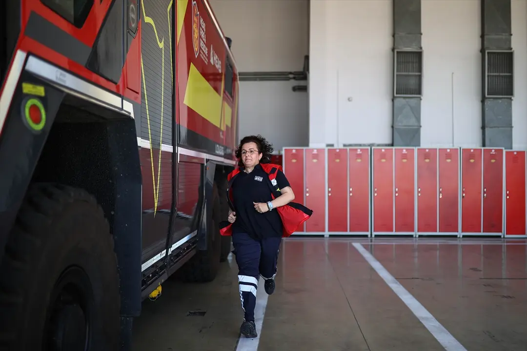 Sabiha Gökçen Havalimanı'nda görevli kadın itfaiye şoförü 26 yıldır işini tutkuyla yapıyor