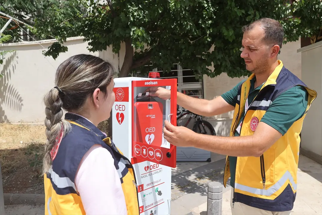 Mardin'de meydanlara yerleştirilen cihazlarla ani kalp durması vakalarına ilk müdahale yapılacak