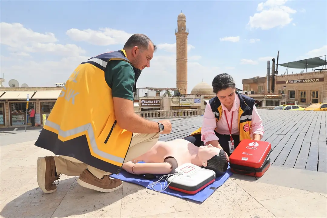 Mardin'de meydanlara yerleştirilen cihazlarla ani kalp durması vakalarına ilk müdahale yapılacak