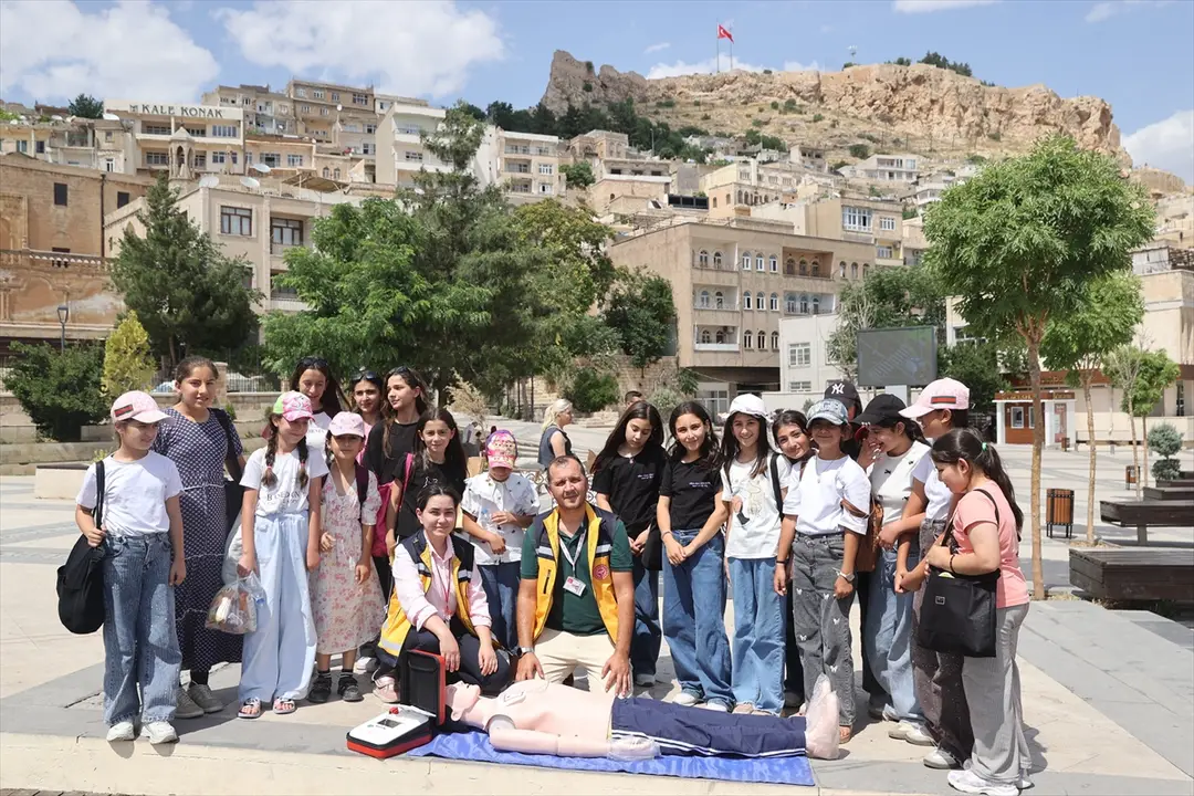 Mardin'de meydanlara yerleştirilen cihazlarla ani kalp durması vakalarına ilk müdahale yapılacak