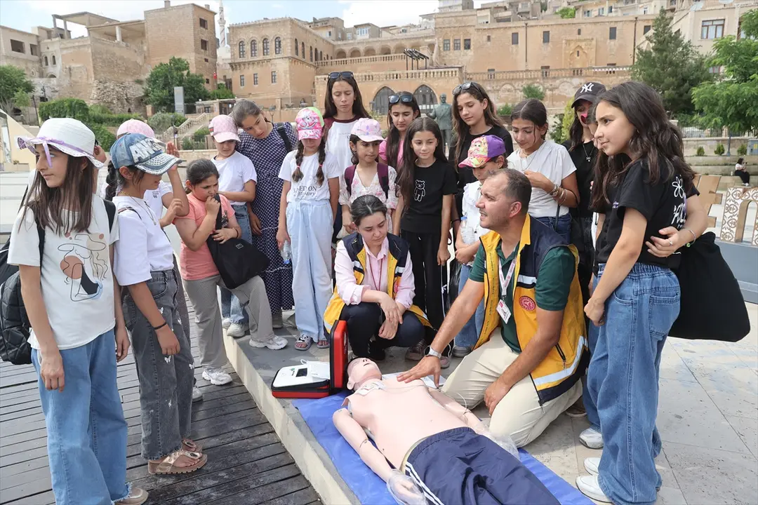 Mardin'de meydanlara yerleştirilen cihazlarla ani kalp durması vakalarına ilk müdahale yapılacak
