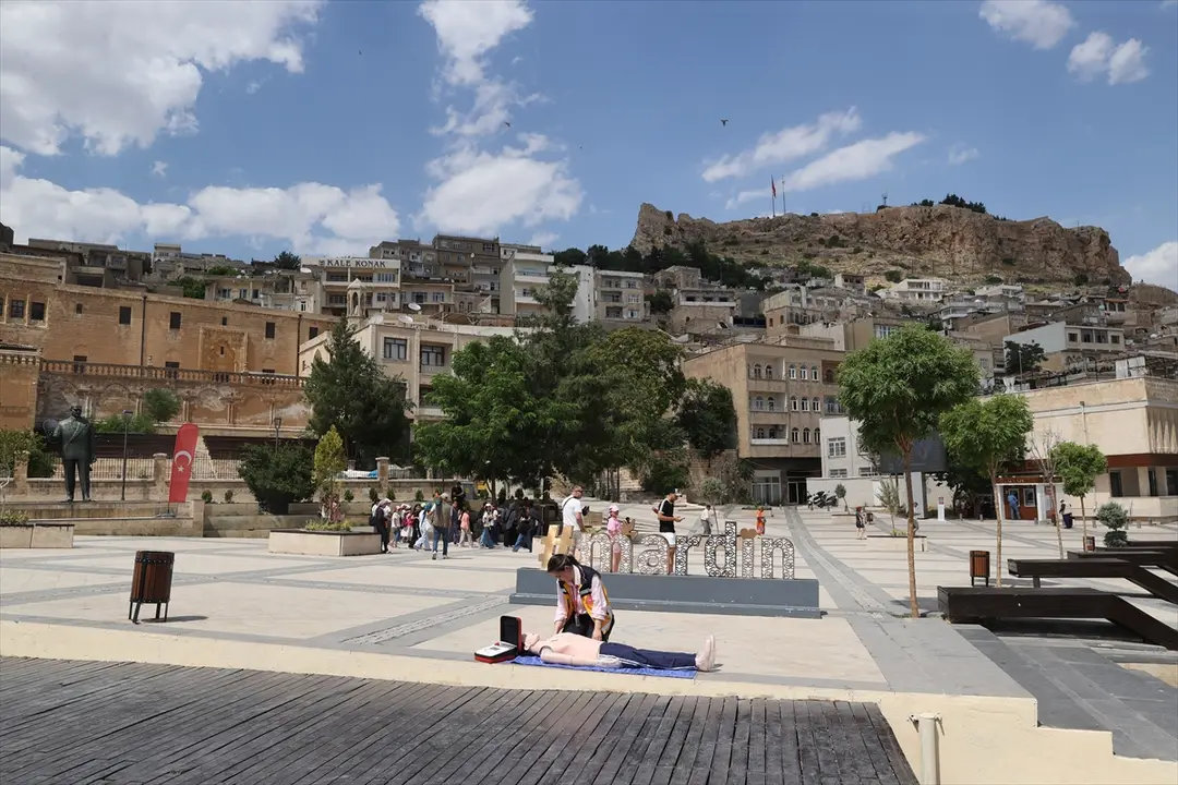 Mardin'de meydanlara yerleştirilen cihazlarla ani kalp durması vakalarına ilk müdahale yapılacak