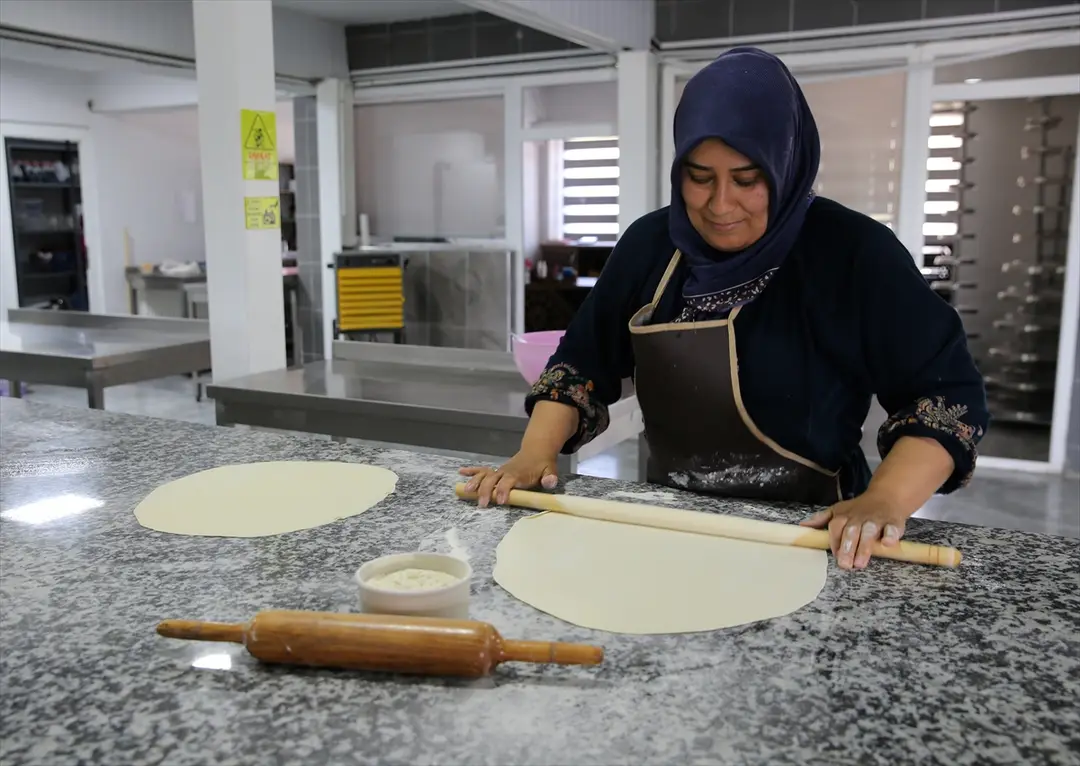 Güçlerini birleştirerek kooperatif kuran kadınlar yaklaşık 30 yöresel ürünü sofralara ulaştırıyor