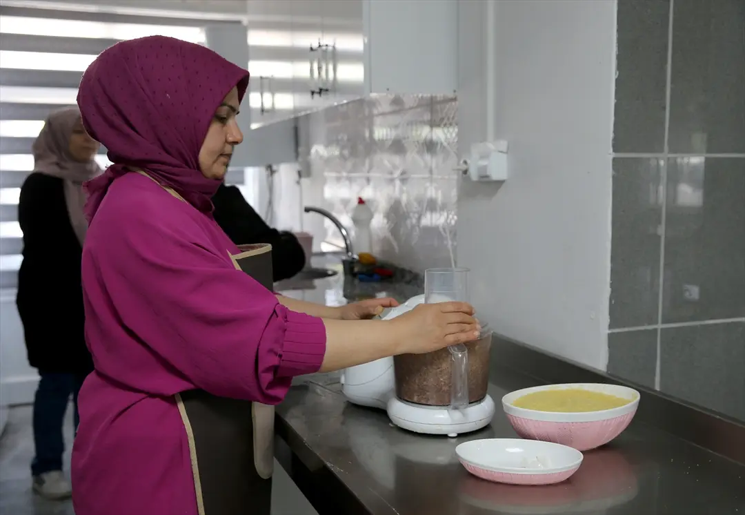 Güçlerini birleştirerek kooperatif kuran kadınlar yaklaşık 30 yöresel ürünü sofralara ulaştırıyor