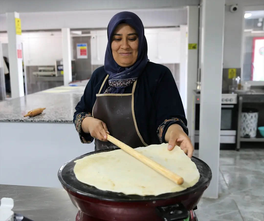 Güçlerini birleştirerek kooperatif kuran kadınlar yaklaşık 30 yöresel ürünü sofralara ulaştırıyor
