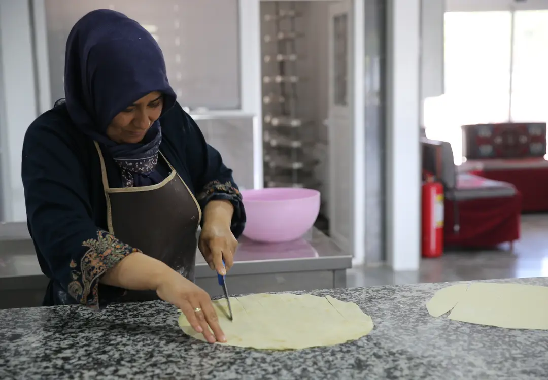 Güçlerini birleştirerek kooperatif kuran kadınlar yaklaşık 30 yöresel ürünü sofralara ulaştırıyor