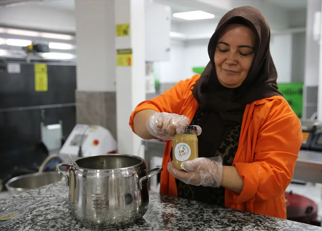 Güçlerini birleştirerek kooperatif kuran kadınlar yaklaşık 30 yöresel ürünü sofralara ulaştırıyor
