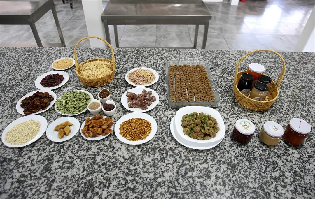 Güçlerini birleştirerek kooperatif kuran kadınlar yaklaşık 30 yöresel ürünü sofralara ulaştırıyor