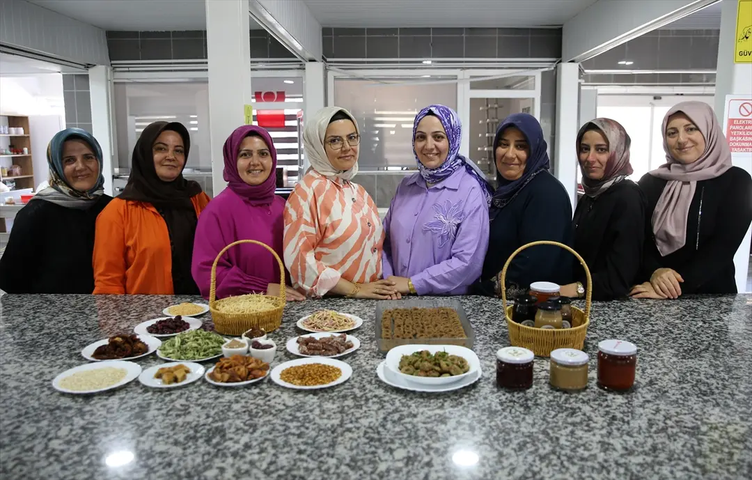 Güçlerini birleştirerek kooperatif kuran kadınlar yaklaşık 30 yöresel ürünü sofralara ulaştırıyor