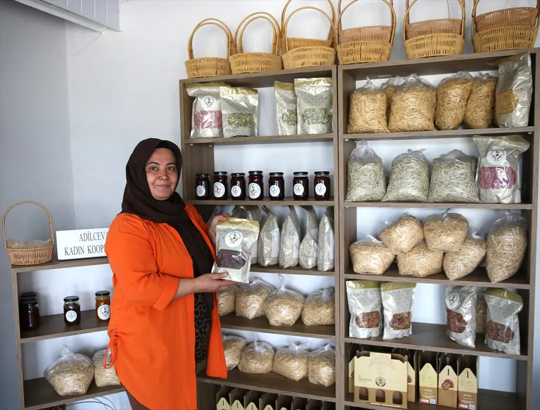 Güçlerini birleştirerek kooperatif kuran kadınlar yaklaşık 30 yöresel ürünü sofralara ulaştırıyor