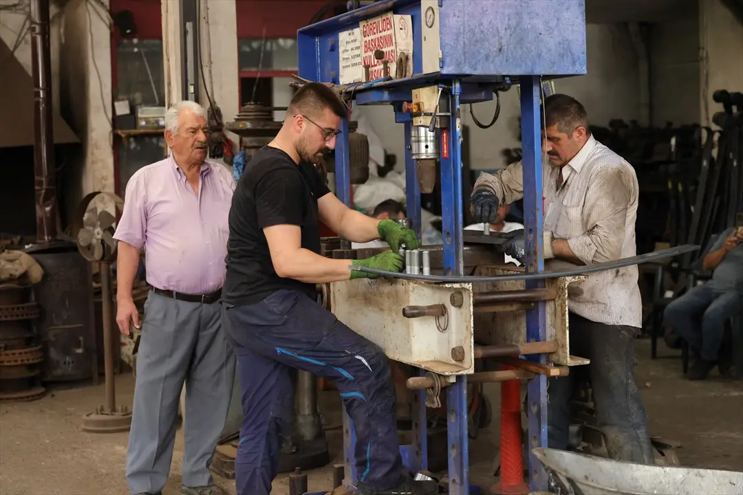 Üç kuşak bir arada ağır vasıta araçların bakım ve onarımını yapıyor