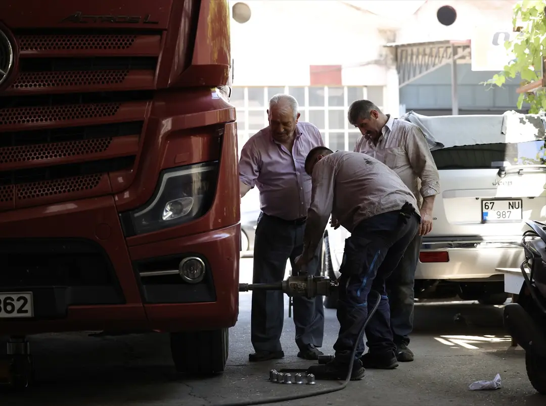 Üç kuşak bir arada ağır vasıta araçların bakım ve onarımını yapıyor
