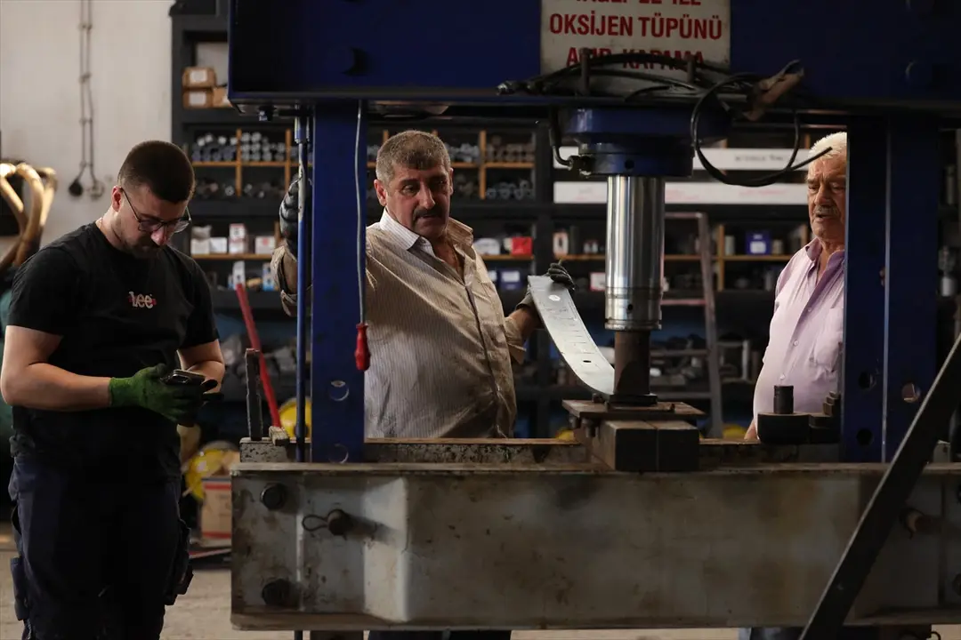 Üç kuşak bir arada ağır vasıta araçların bakım ve onarımını yapıyor