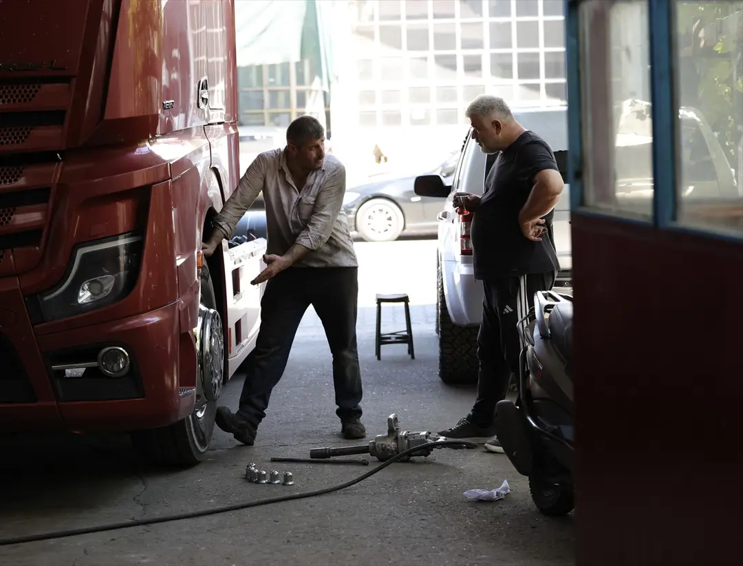 Üç kuşak bir arada ağır vasıta araçların bakım ve onarımını yapıyor