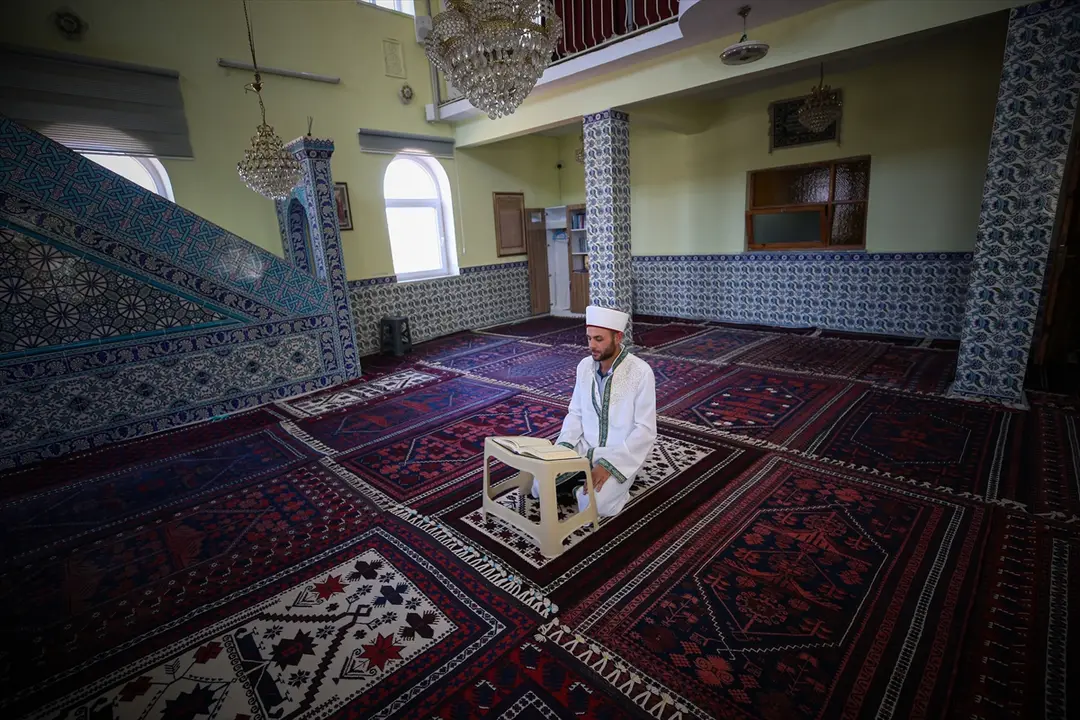 İlmek ilmek dokunan Yağcıbedir halıları kişinin vefatının ardından camiye seriliyor