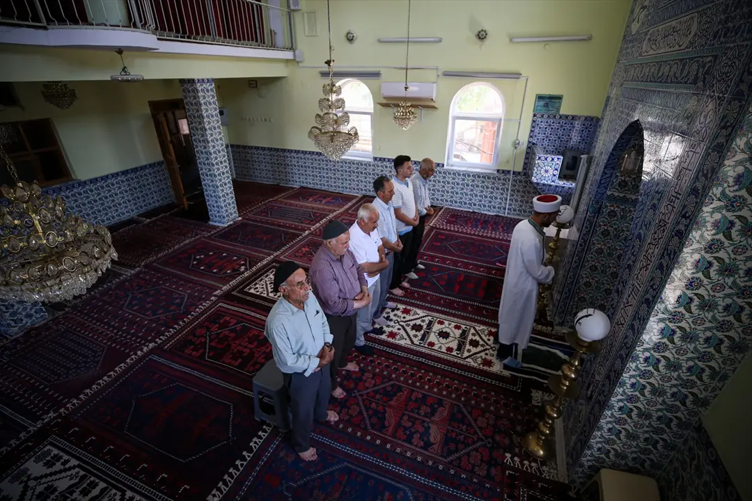 İlmek ilmek dokunan Yağcıbedir halıları kişinin vefatının ardından camiye seriliyor