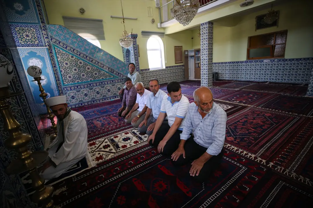 İlmek ilmek dokunan Yağcıbedir halıları kişinin vefatının ardından camiye seriliyor
