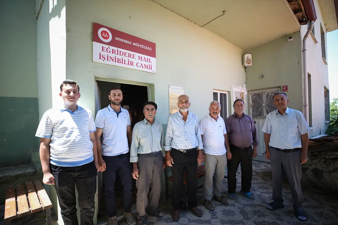 İlmek ilmek dokunan Yağcıbedir halıları kişinin vefatının ardından camiye seriliyor