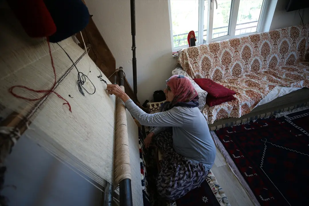 İlmek ilmek dokunan Yağcıbedir halıları kişinin vefatının ardından camiye seriliyor