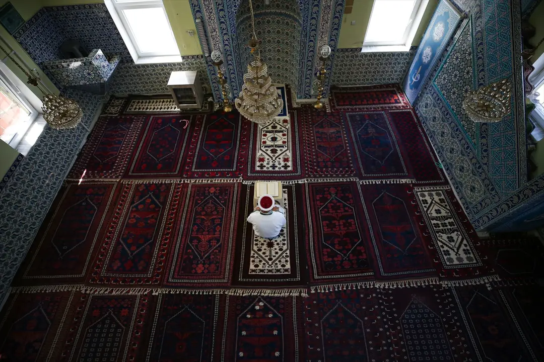 İlmek ilmek dokunan Yağcıbedir halıları kişinin vefatının ardından camiye seriliyor