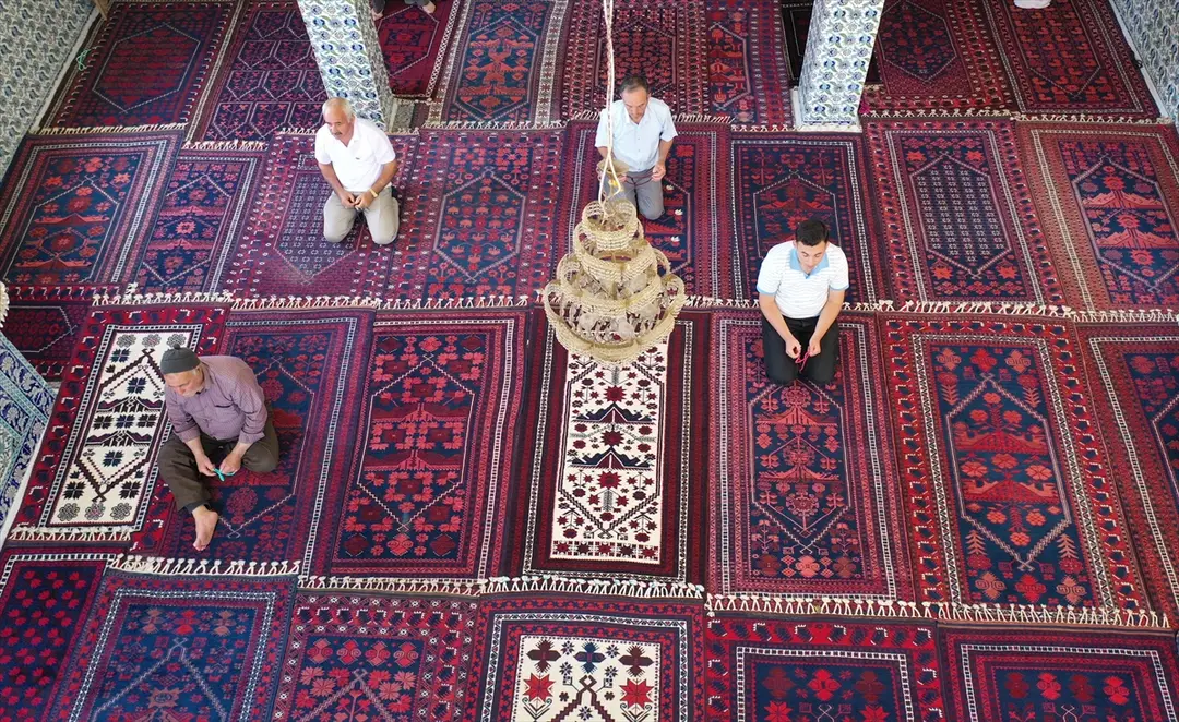 İlmek ilmek dokunan Yağcıbedir halıları kişinin vefatının ardından camiye seriliyor