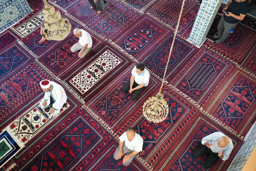 İlmek ilmek dokunan Yağcıbedir halıları kişinin vefatının ardından camiye seriliyor
