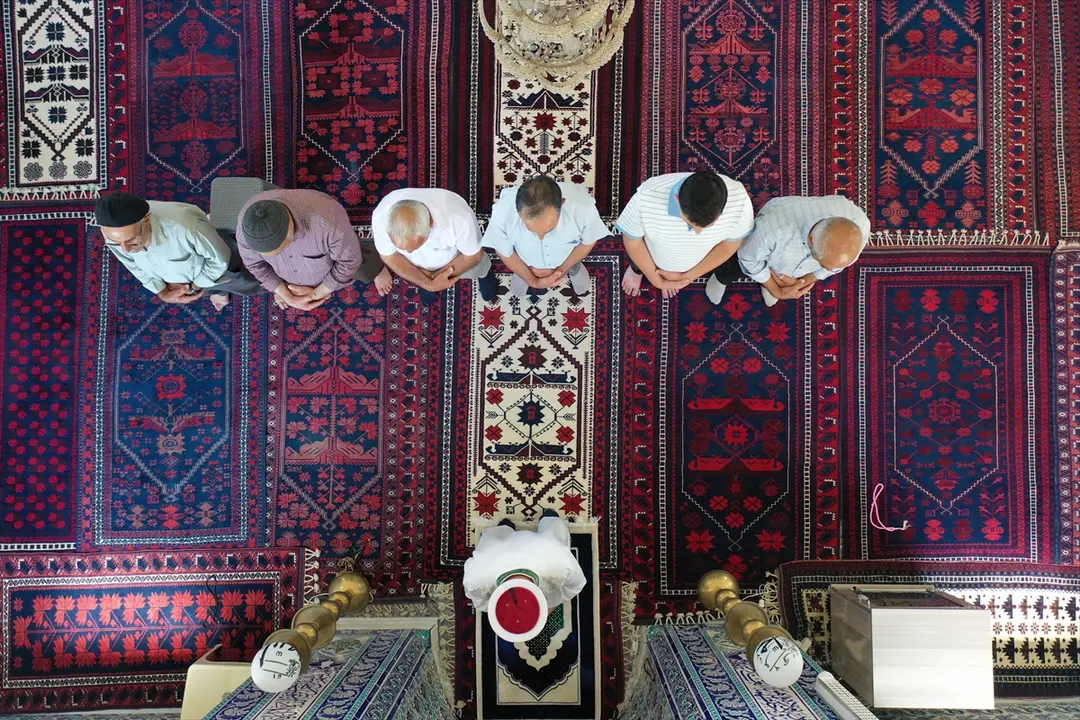 İlmek ilmek dokunan Yağcıbedir halıları kişinin vefatının ardından camiye seriliyor
