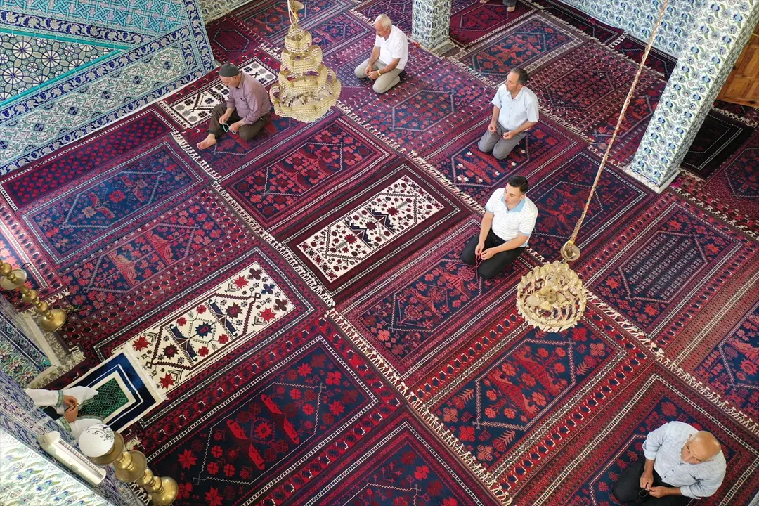 İlmek ilmek dokunan Yağcıbedir halıları kişinin vefatının ardından camiye seriliyor