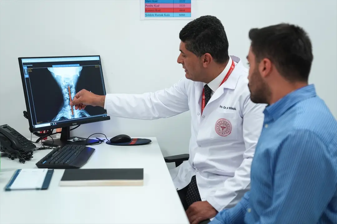 Sığ suya balıklama atlamak boyun kırıkları ve felç riskini artırabiliyor