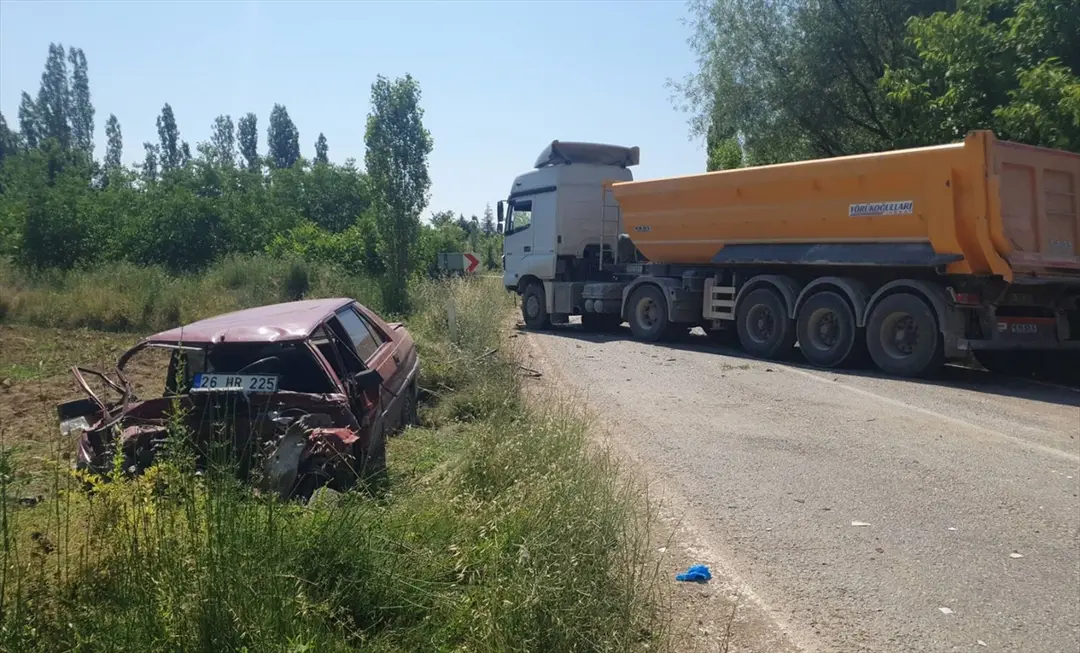 Uşak'ta tır kazası: Otomobil sürücüsü öldü