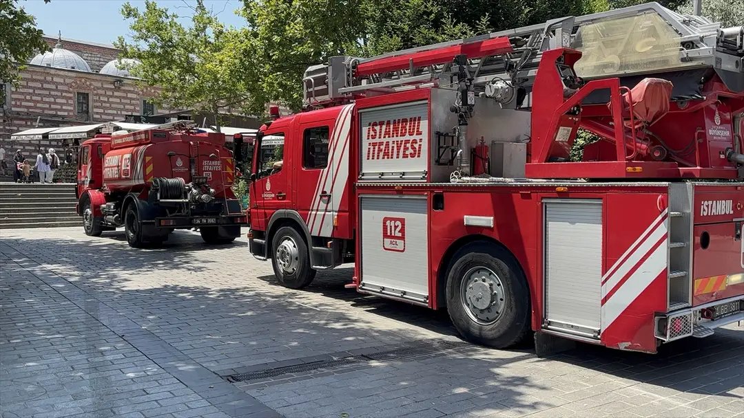 Mısır Çarşısı'nda çıkan yangın söndürüldü