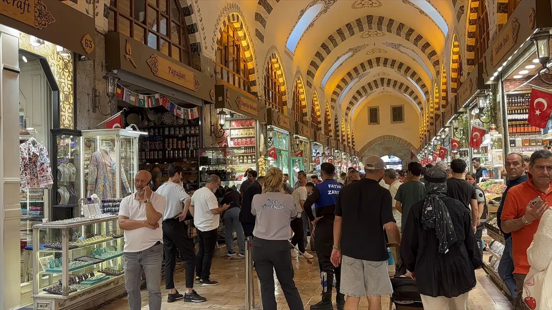 Mısır Çarşısı'nda çıkan yangın söndürüldü