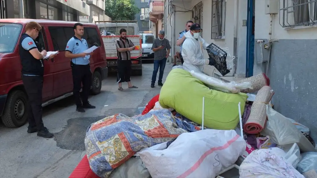 Bursa'da evden 5 ton çöp çıktı