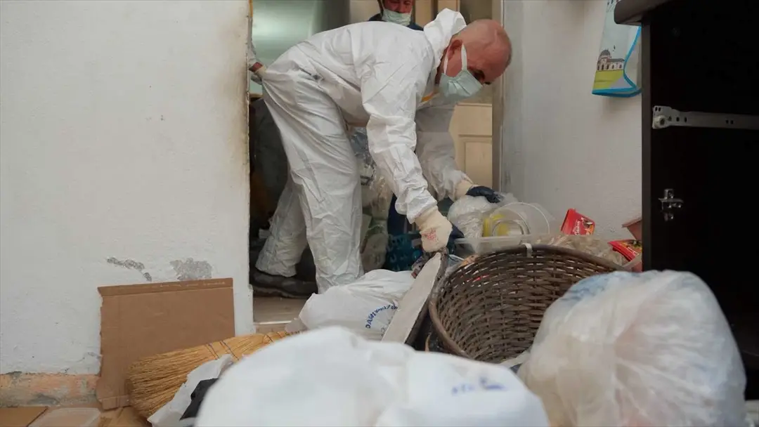 Bursa'da evden 5 ton çöp çıktı