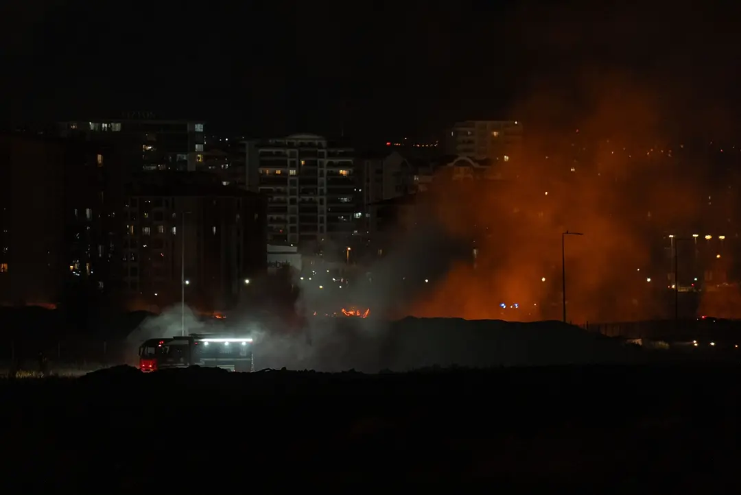 ANKARA - Ankara'da otluk alanda çıkan yangına müdahale ediliyor (1)
