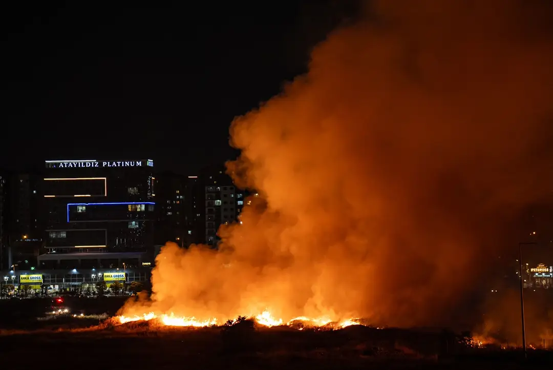 ANKARA - Ankara'da otluk alanda çıkan yangına müdahale ediliyor (1)