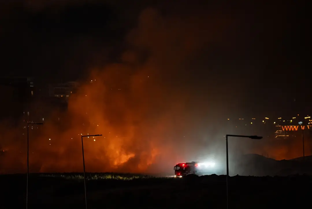 ANKARA - Ankara'da otluk alanda çıkan yangına müdahale ediliyor (1)