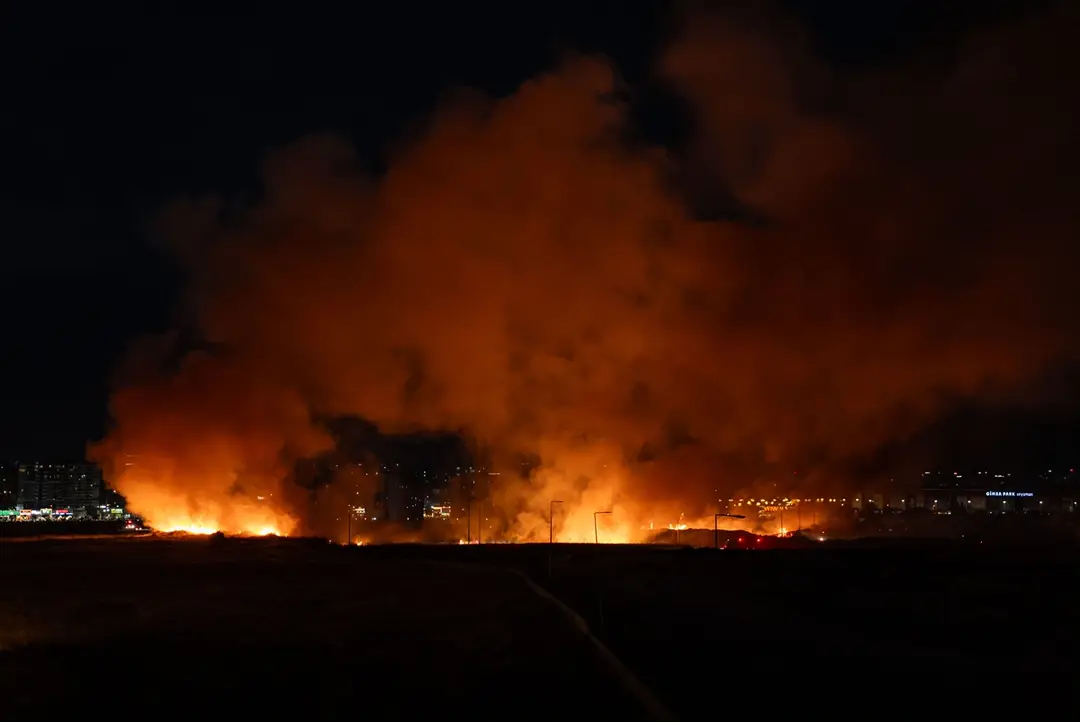 ANKARA - Ankara'da otluk alanda çıkan yangına müdahale ediliyor (1)