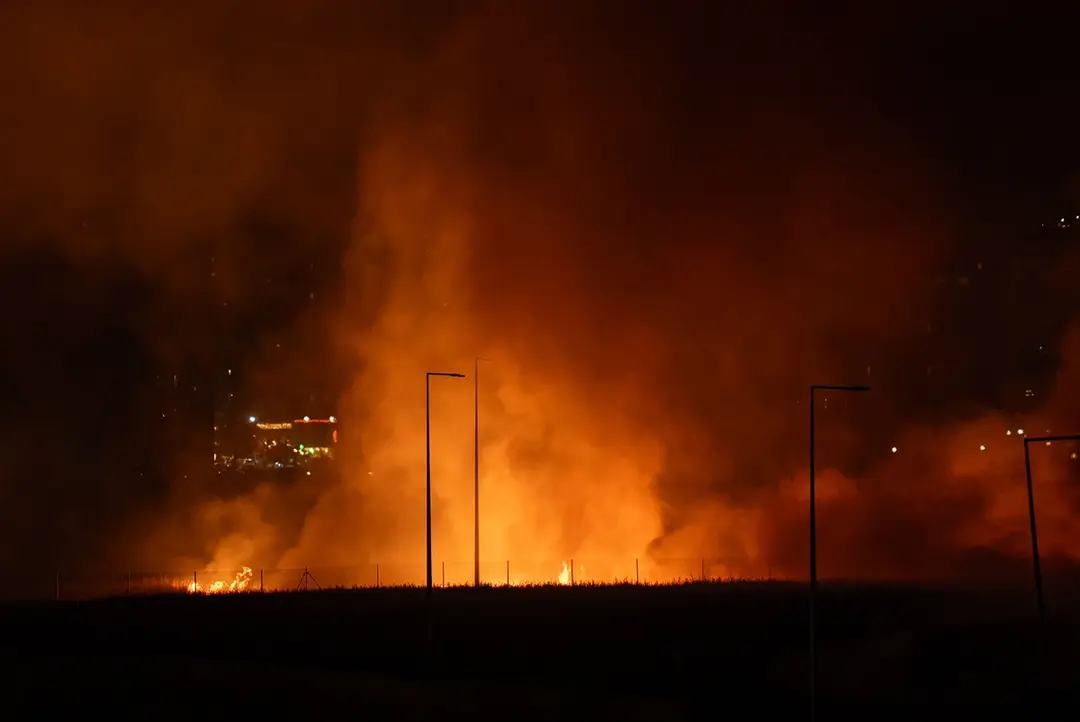 ANKARA - Ankara'da otluk alanda çıkan yangına müdahale ediliyor (1)