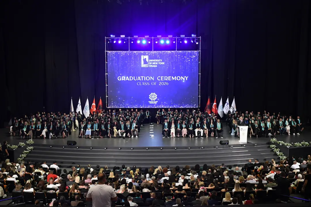 Tiran New York Üniversitesi mezunlarını verdi