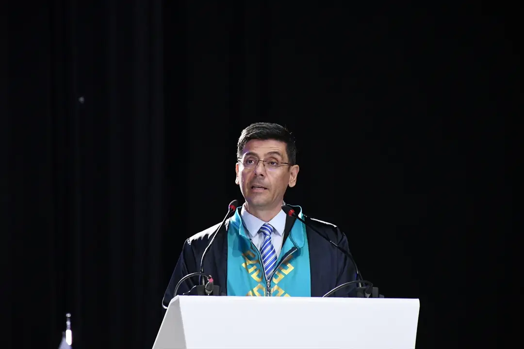 Tiran New York Üniversitesi mezunlarını verdi