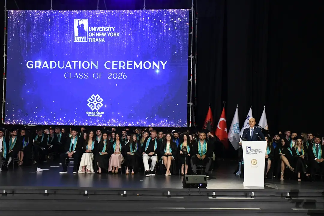 Tiran New York Üniversitesi mezunlarını verdi