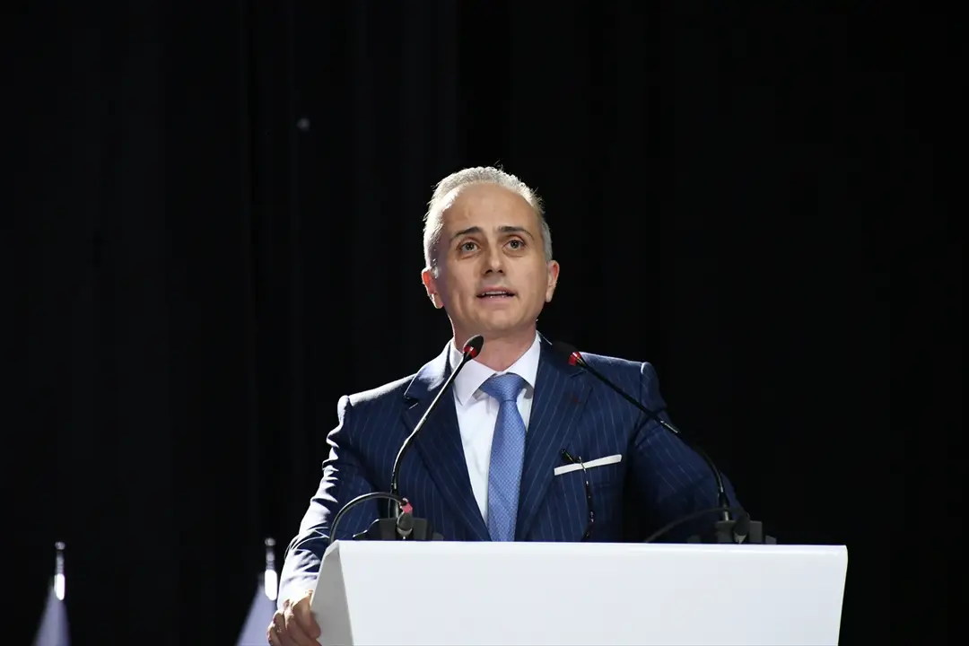 Tiran New York Üniversitesi mezunlarını verdi