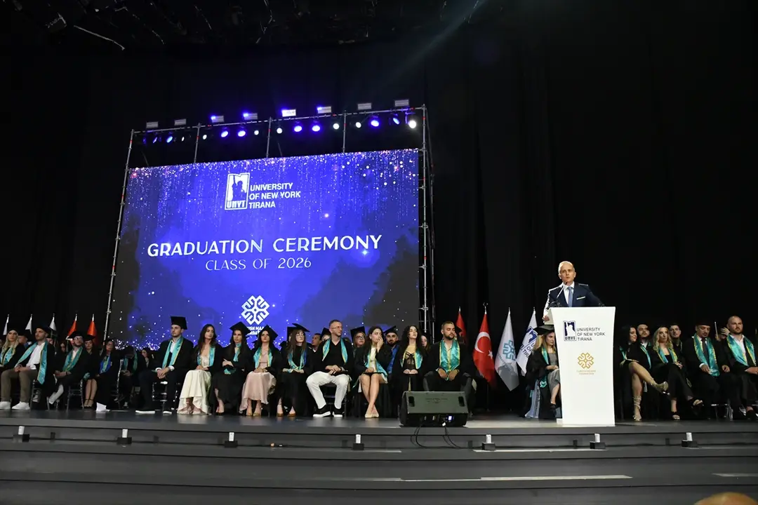 Tiran New York Üniversitesi mezunlarını verdi