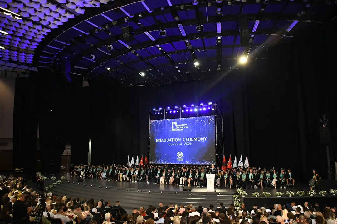 Tiran New York Üniversitesi mezunlarını verdi