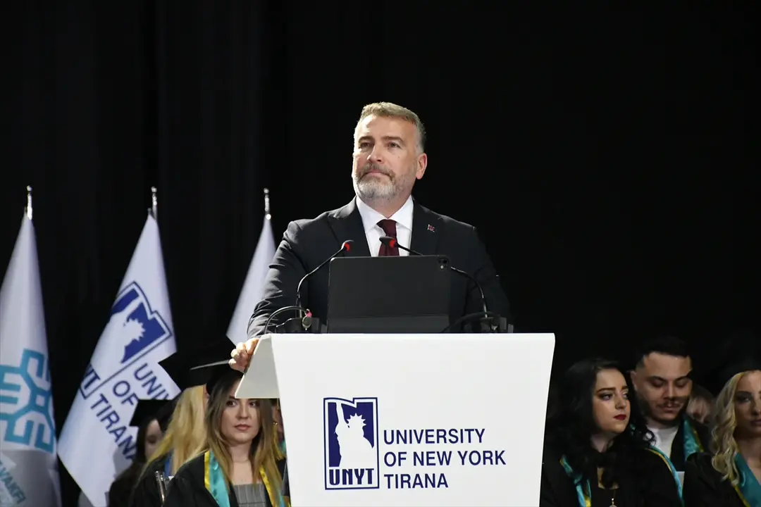 Tiran New York Üniversitesi mezunlarını verdi