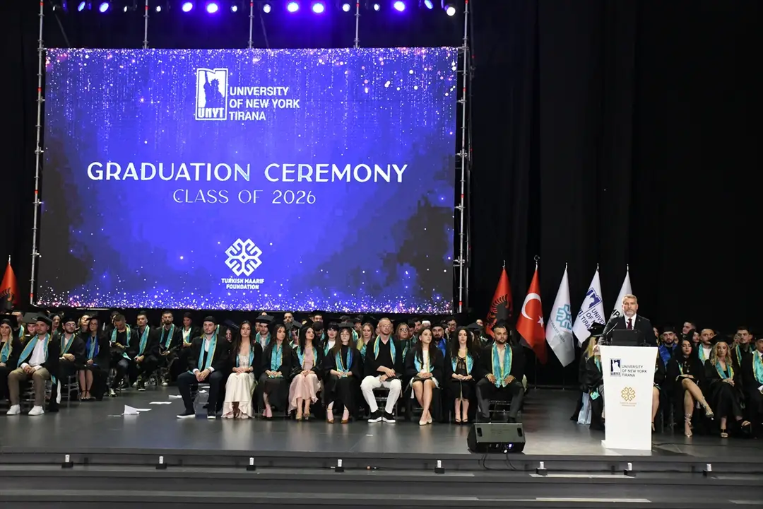 Tiran New York Üniversitesi mezunlarını verdi