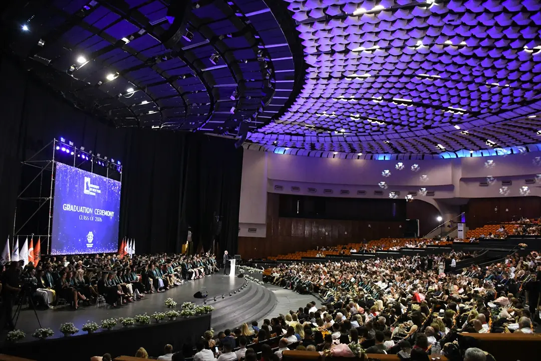 Tiran New York Üniversitesi mezunlarını verdi