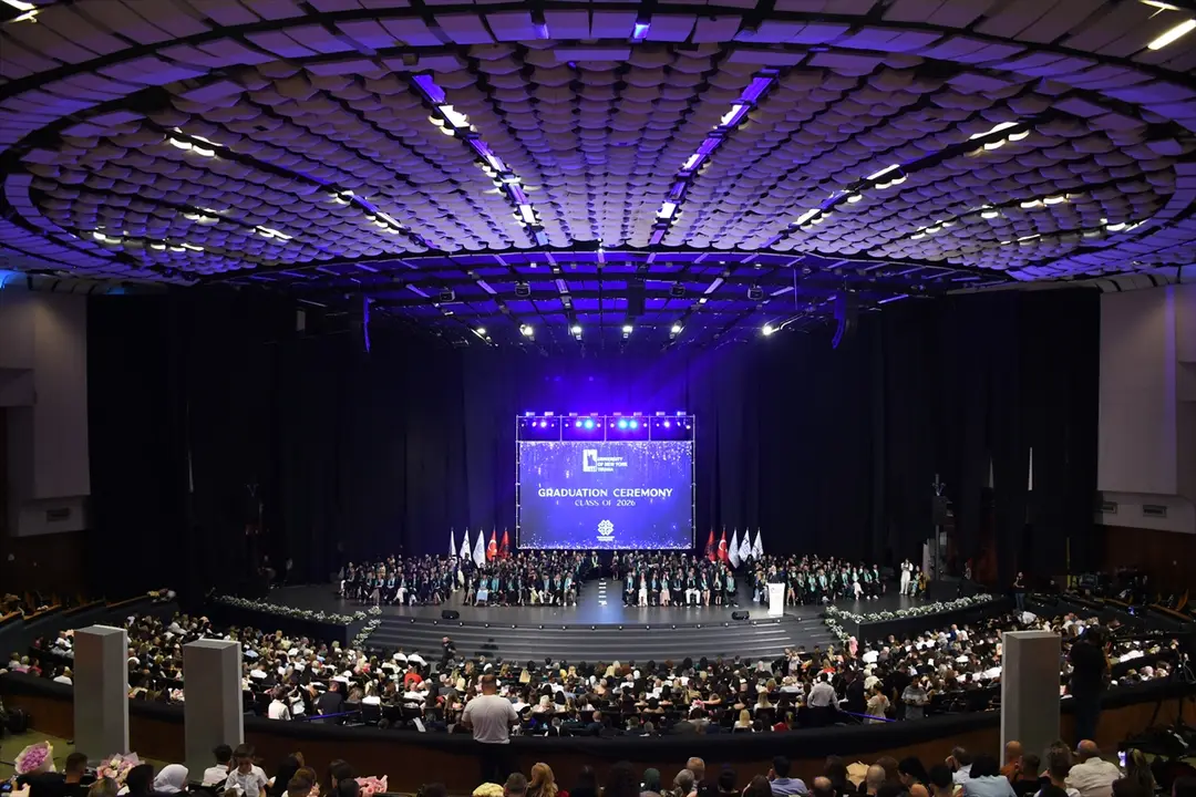 Tiran New York Üniversitesi mezunlarını verdi