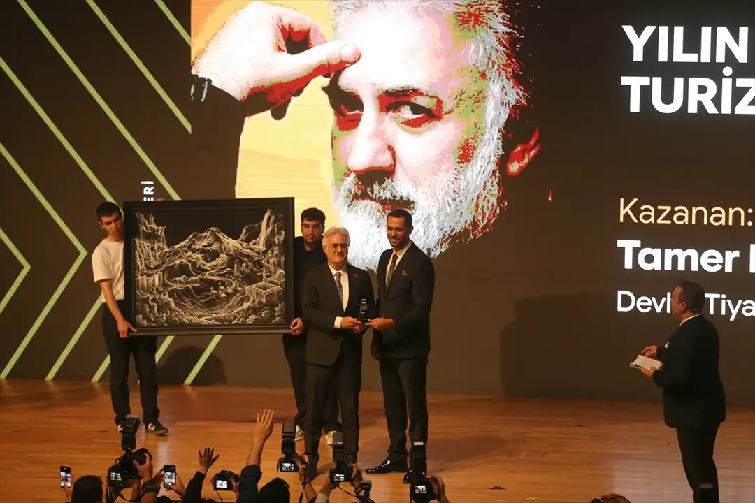 Tamer Karadağlı: Turizm elçisi ödülü aldım